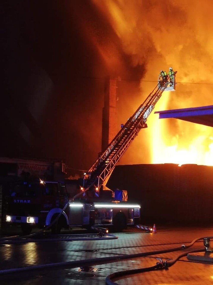 Wielki pożar na Dolnym Śląsku. 50 zastępów straży pożarnej w akcji. Płonie skład palet