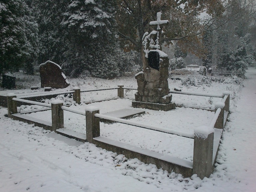 Zdjęcia Starego Cmentarza pod śniegiem