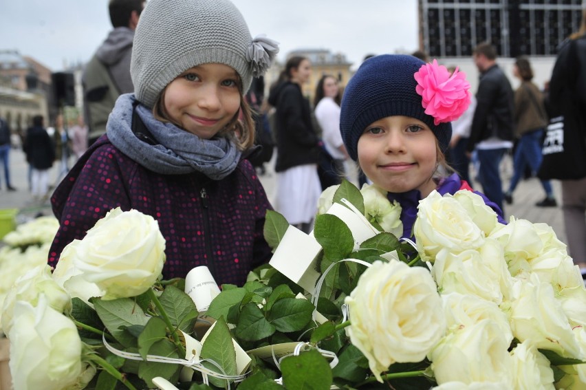 Kraków. Róża dla Jezusa Miłosiernego na Rynku Głównym