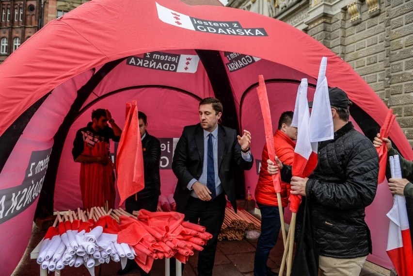 Flagi Polski i Gdańska rozdawane mieszkańcom z okazji Święta...