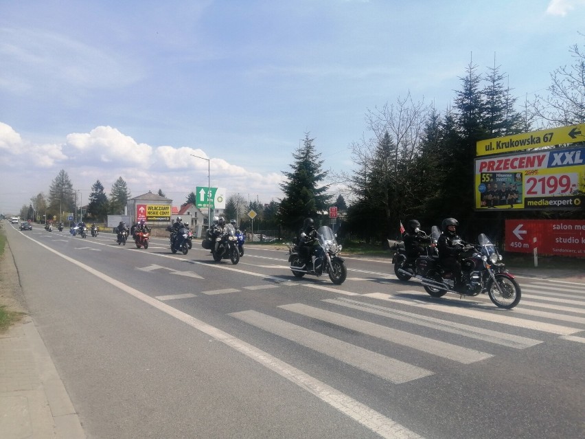  Tłumne rozpoczęcie sezonu motocyklowego na Bulwarze Piłsudskiego w Sandomierzu. Ogromna ilość jednośladów 