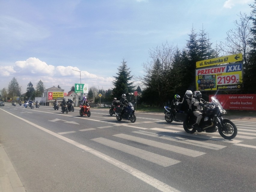  Tłumne rozpoczęcie sezonu motocyklowego na Bulwarze Piłsudskiego w Sandomierzu. Ogromna ilość jednośladów 