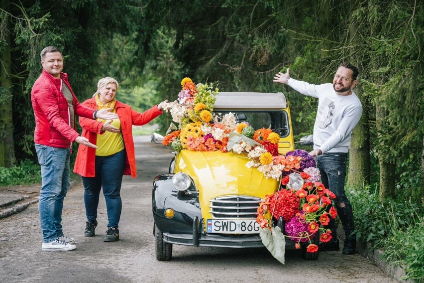 Kwietne samochody promują Festiwal Kwiatów w Zamku Książ. Na...