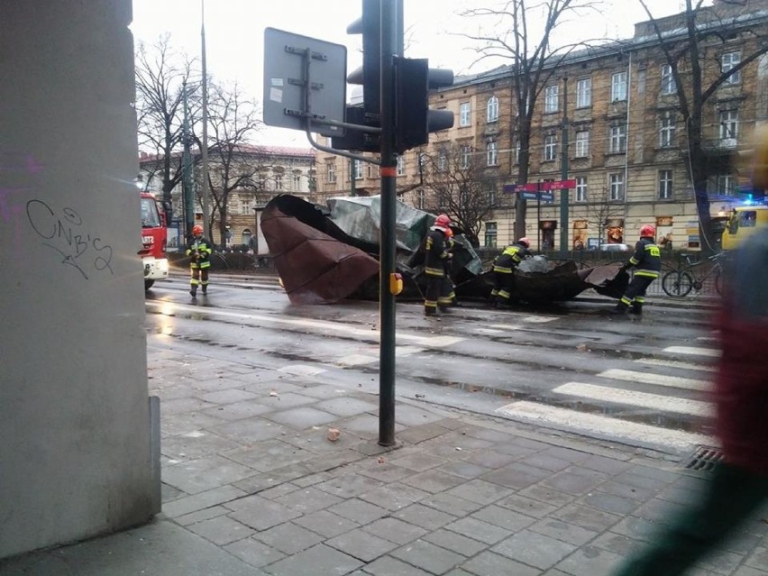 Wichura nad Małopolską. Zerwane dachy, połamane drzewa i utrudnienia komunikacyjne [ZDJĘCIA]