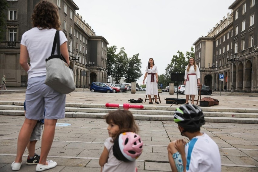 Aleja Róż. Występ zespołu folkowego, czerwiec 2021