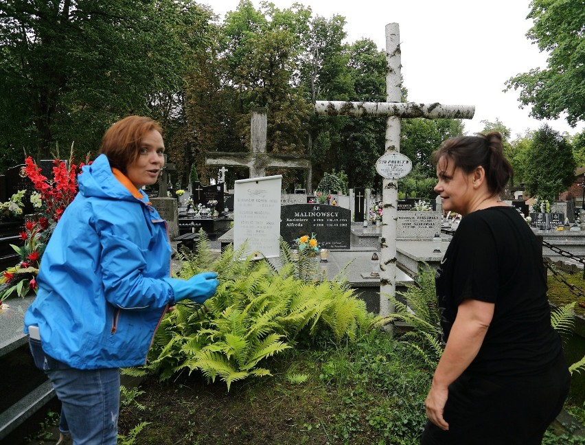 Sprzątanie grobów powstańców w Piotrkowie [ZDJĘCIA]