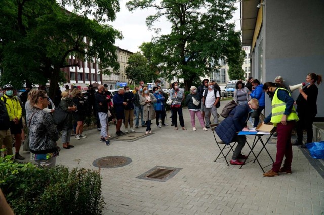 Protestujący przedsiębiorcy pod siedzibą WARP podpisywali pismo żądające unieważnienia naboru i przeprowadzenia go ponownie tak, by gwarantował równe szanse wszystkim startującym.