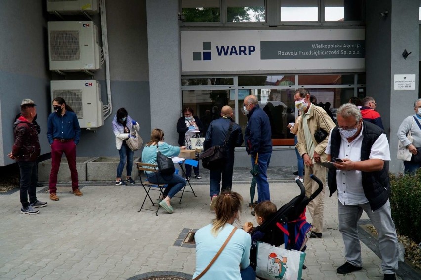 Protestujący przedsiębiorcy pod siedzibą WARP podpisywali...