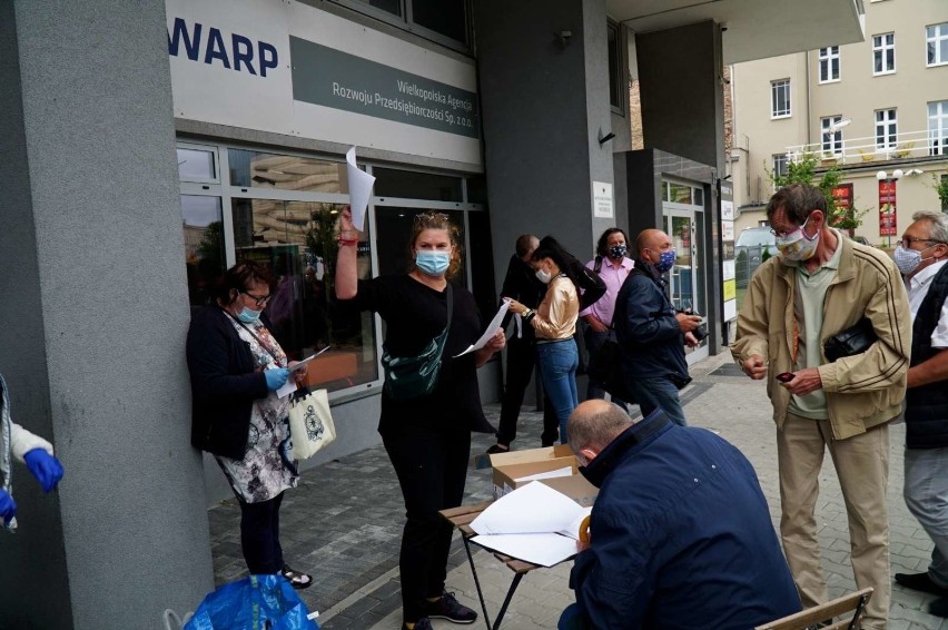 Protestujący przedsiębiorcy pod siedzibą WARP podpisywali...