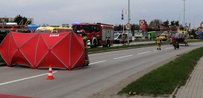 Wypadek w Żorach. Na na DK81 doszło do potrącenia pieszej. Na miejscu lądował śmigłowiec LPR