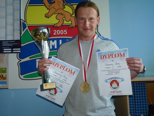 Sławomir Bera, sztangista UMLKS Radomsko, złoty medalista Mistrzostw Polski Masters z nagrodami przywiezionymi z zawodów