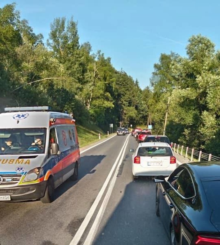 Skomielna Biała. Poważny wypadek! Zderzenie osobówki z autobusem [ZDJĘCIA, WIDEO]