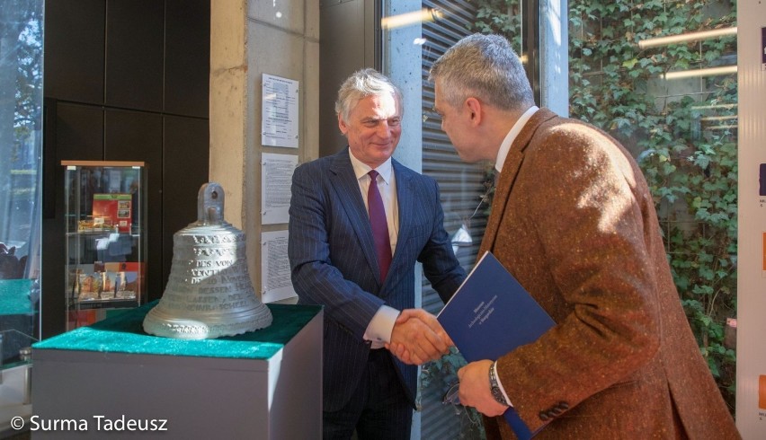 Nie ma serca, ale jest bardzo cenny. Zabytkowy, XVIII-wieczny dzwon trafił do zbiorów Muzeum Archeologiczno-Historycznego w Stargardzie 