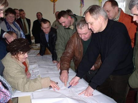 Zenon Ryż (z prawej) zapoznał mieszkańców z planami budowy autostrady w gminie Morzeszczyn. Fot. Andrzej Połomski