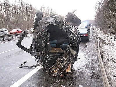 Wypadek na Alei Bielskiej w Katowicach. Nie żyje kierowca Clio [ZDJĘCIA]