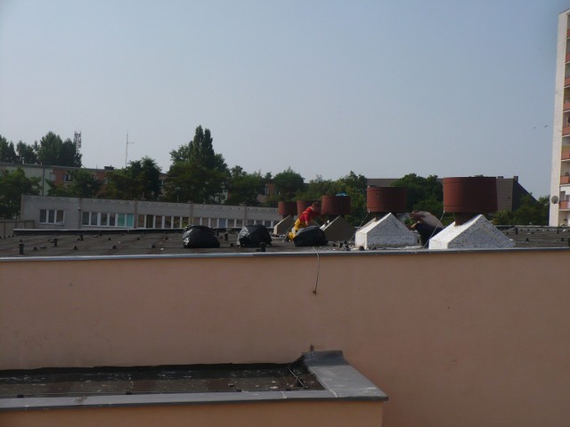 W Zespole Szkół Ogólnokształcących na osiedlu Zachód remontowany jest dach.