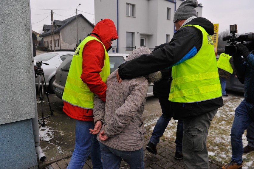 Miesięczną dziewczynkę znaleziono na polu w pobliżu domu....