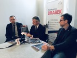 PiS przygotowało 10 pytań do Donalda Tuska. Konferencja prasowa posła Przemysława Drabka