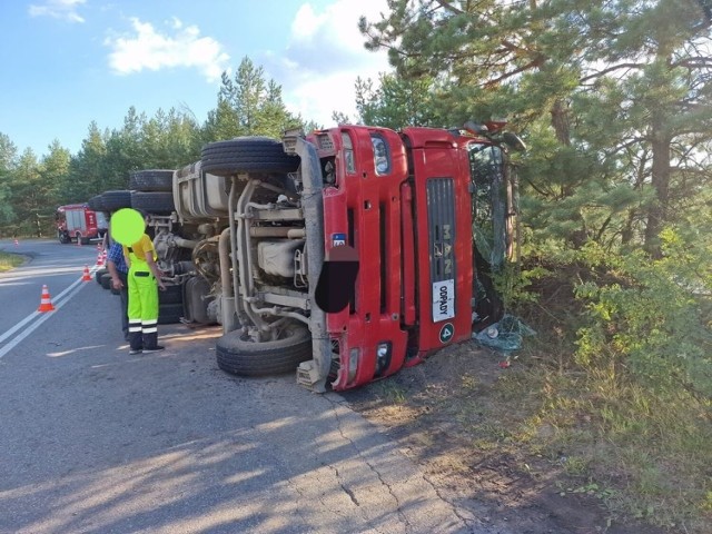 Wypadek w Bukownie 12.08.2022. Tir blokuje drogę