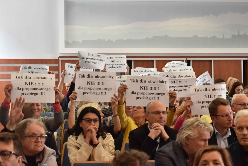 Mieszkańcy sprzeciwiają się budowie obwodnicy po terenach...