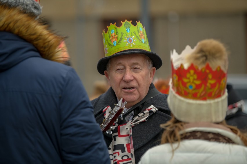 Tak wyglądał Orszak Trzech Króli w 2021 roku w Kłobucku [ZDJĘCIA]. Burmistrz Jerzy Zakrzewski był jednych z monarchów.