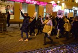 Strajk Kobiet w Częstochowie. W proteście wzięło udział kilkaset osób... które po drodze natrafiły na gwoździe