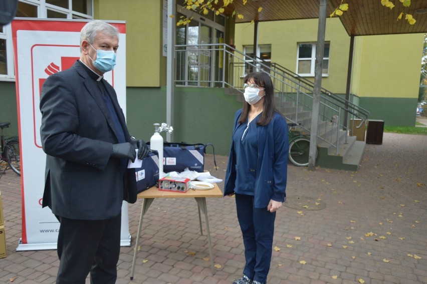 Dyrektor Caritas Diecezji Opolskiej przekazał dwa respiratory dla 116 Szpitala Wojskowego w Opolu oraz jeden dla szpitala w Prudniku
