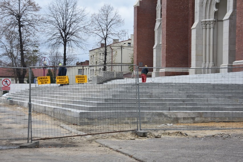 Remont archikatedry w Częstochowie. Widać nowe schody. ZDJĘCIA