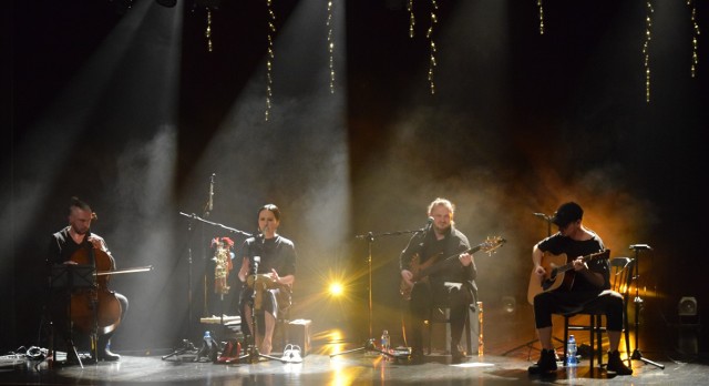 Renata Przemyk, znakomita polska wokalistka, wystąpiła w sobotę na scenie Domu Kultury Śnieżka. Podczas kameralnego koncertu Przemyk Akustik Kwartet można było usłyszeć piosenki z jej najnowszego albumu. Artystce towarzyszyli Piotr Wojtanowski, Grzegorz Palka i Jacek Bielencki.