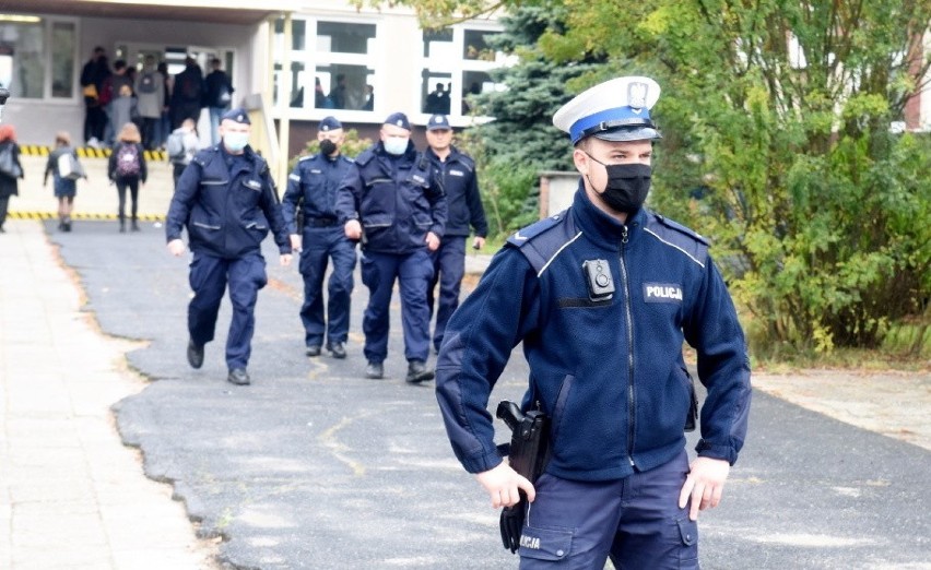 17-letnia uczennica zaatakowała w szkole nożami koleżanki. Uczniowie V LO w Zielonej Górze są w szoku. Ranne trzy osoby i napastniczka