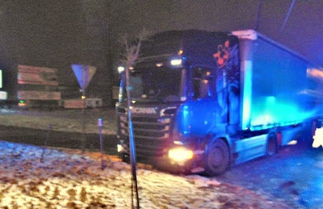 TIR prowadzony przez pijanego kierowcę ulicami Olkusza zatrzymał się na słupie oświetleniowym