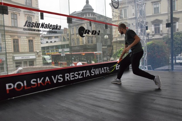 Michał Kędzierski zachęca do gry w squasha i zaprasza na bielski plac Bolesława Chrobrego, gdzie stoi specjalny przeszkolony "kort" do tej gry.