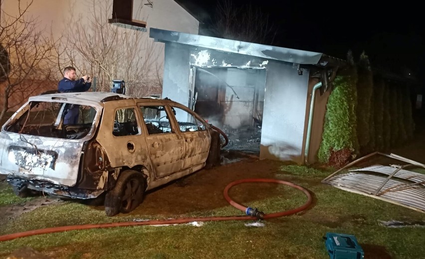 Pożar w Kamieńsku. Płonął samochód i garaż przy ul. Kościuszki