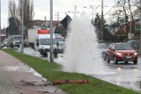 Wrocław. Powódź na ul. Ślężnej. Fontanna wody tryskała z rozbitego hydrantu! (ZOBACZ ZDJĘCIA)