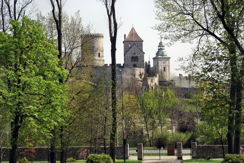 Widok na Zamek Będziński od strony ogrodów pałacu...