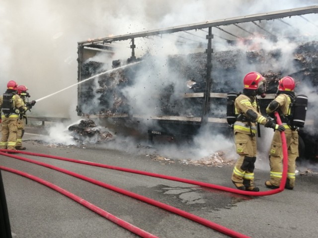 Pożar wybuchł w czwartek, 15 września na autostradzie A2. Zapaliła się makulatura w naczepie samochodu ciężarowego. Na miejsce zaalarmowano strażaków.

Przejdź dalej -->