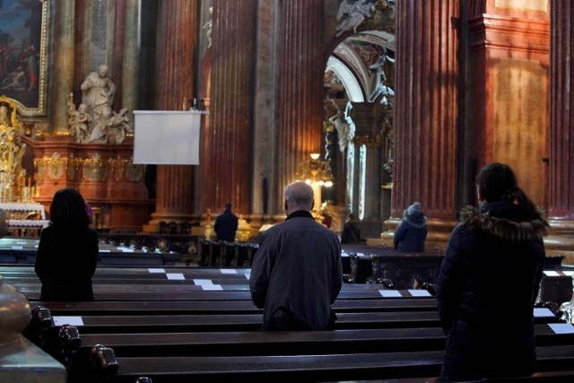 "Licznik apostazji" założony przez polityków Lewicy funkcjonuje zaledwie od końca ubiegłego roku. Ma pokazywać ilość osób odchodzących z kościoła. Obecnie licznik wskazuje już ponad 2 tysiące apostazji. W samym tylko 2021 roku dokonaniem apostazji "pochwaliło" się już ponad pół tysiąca osób. Sprawdziliśmy jak sytuacja wygląda w województwie łódzkim. W naszej galerii zdjęć możecie sprawdzić, w których miastach najwięcej osób odeszło z kościoła zgodnie z danymi z licznika apostazji. KLIKNIJ W PRAWO>>>