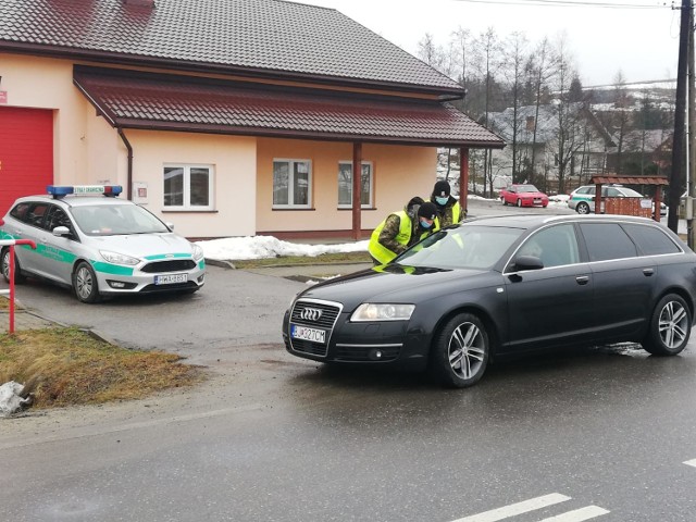 Funkcjonariusze  SG sprawdzają przestrzeganie obostrzeń