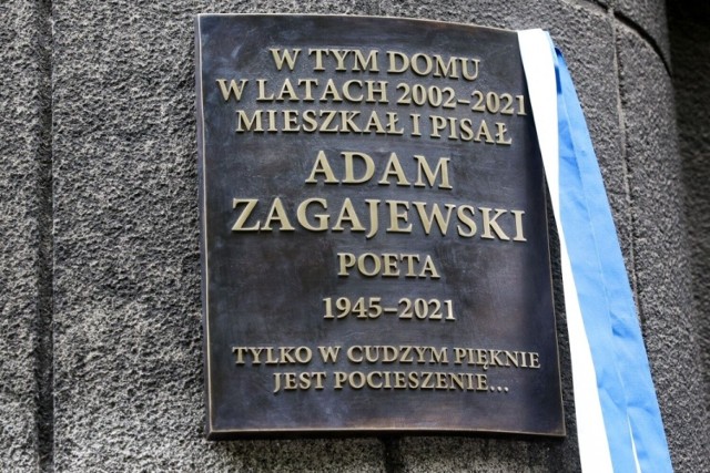 Przy ul. Pawlikowskiego 7 odsłonięto tablicę upamiętniającą Adama Zagajewskiego