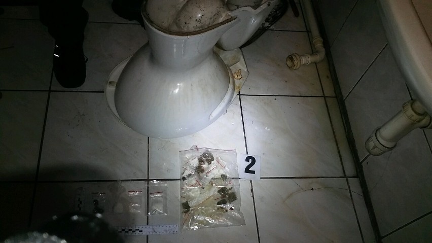 Piotrków - narkotyki ukryte w toalecie dilera