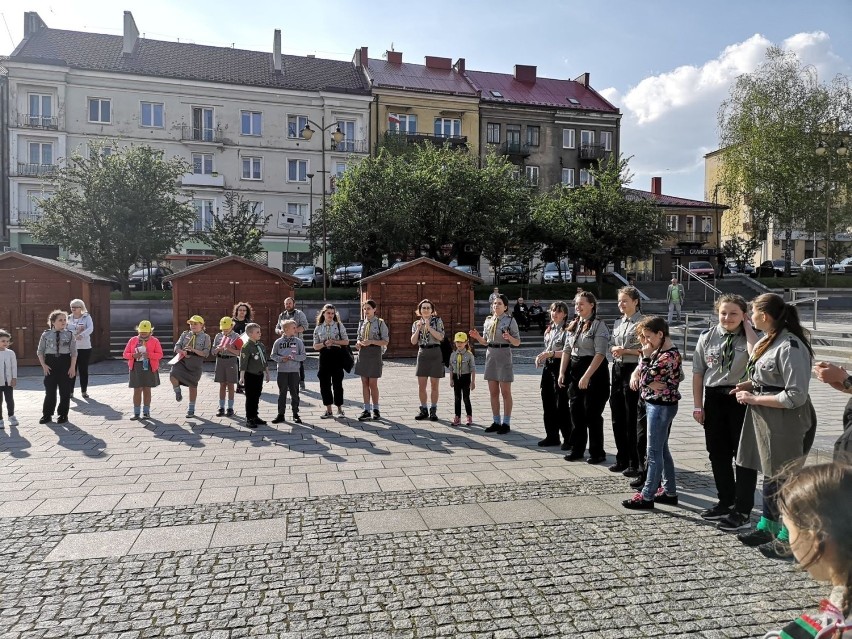 Harcerski happening na Święto Flagi. Na Rynku w Ostrowcu uczcili Biało - Czerwoną [ZDJĘCIA]