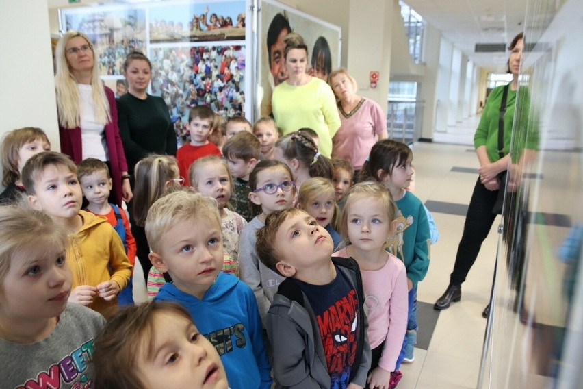 Wystawa fotografii „Dzieci Świata” Elżbiety Dzikowskiej w Miejskiej Bibliotece w Stalowej Woli. Trwa też konkurs plastyczny. Zobacz zdjęcia
