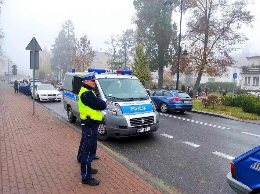 Policjanci z Tucholi stoją przy drogach i cmentarzach