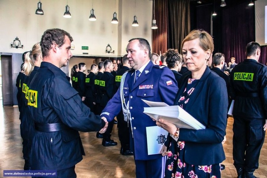 Nowi, dolnośląscy policjanci złożyli ślubowanie [ZDJĘCIA]