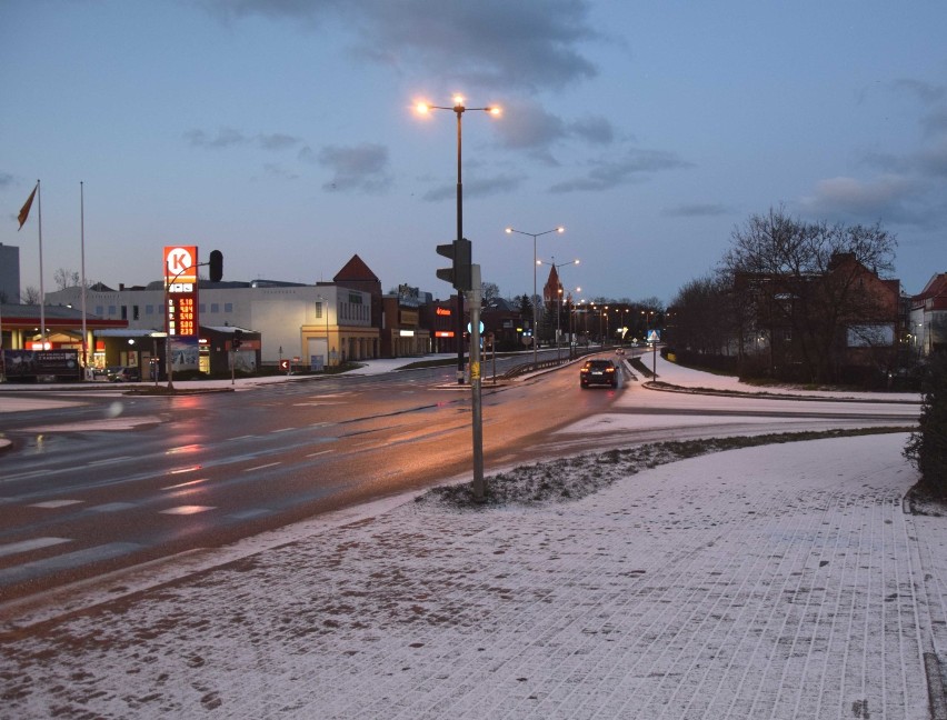 Malbork. Trochę zimy w niedzielny poranek [ZDJĘCIA]. Białe ulice to ewenement 