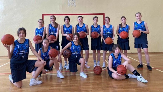 Uczennice kazimierskiej "jedynki" w nowych strojach do koszykówki