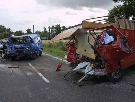 Busy zderzyły się z ogromną siłą. Na miejscu zginęły trzy osoby. Fot. P. Hejman