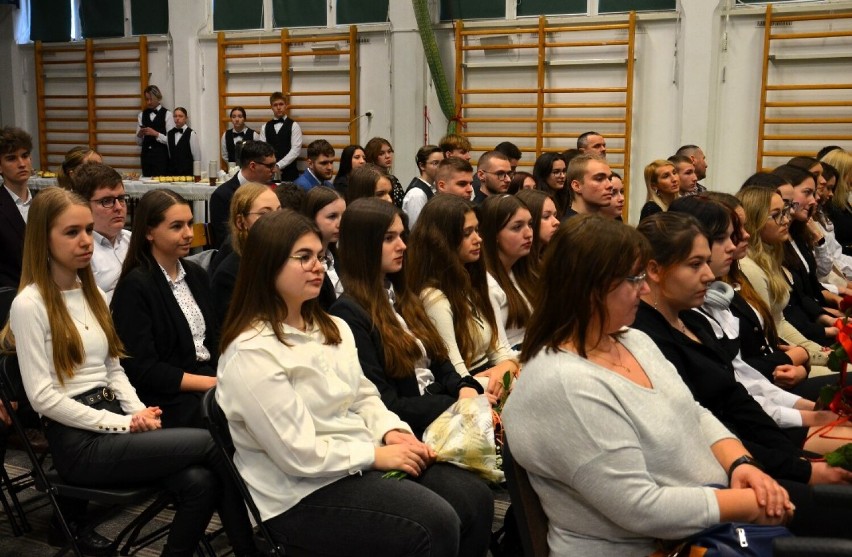 Stypendia dla uczniów z powiatu konińskiego przyznane. Otrzyma je 119 młodych osób 
