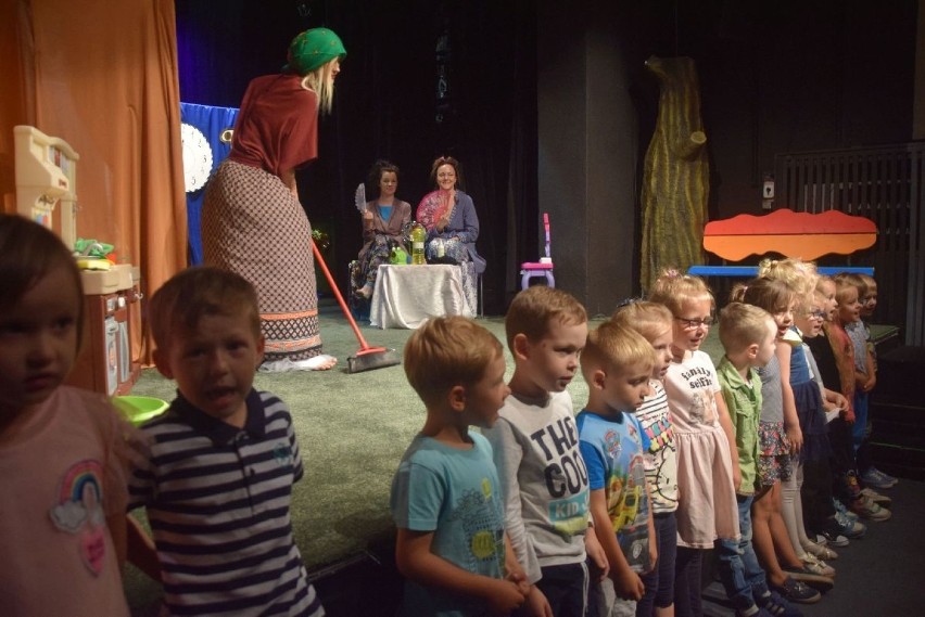 Wystawili "Kopciuszka" dla swoich pociech. Rodzice dzieci z kieleckiego przedszkola przygotowali wyjątkowy spektakl