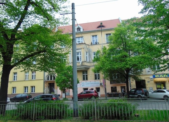 Mieszkanie o powierzchni 109,19 m² znajduje się w kamienicy przy ulicy Powstańców Śląskich 133/9. Lokal składa się z trzech pokoi, w tym jednego z aneksem kuchennym, łazienki z wc i przedpokoju. Lokal położony na III kondygnacji (II piętro). 
Cena wywoławcza: 700 000 zł.